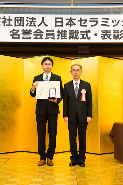 受賞した入江教授（左）